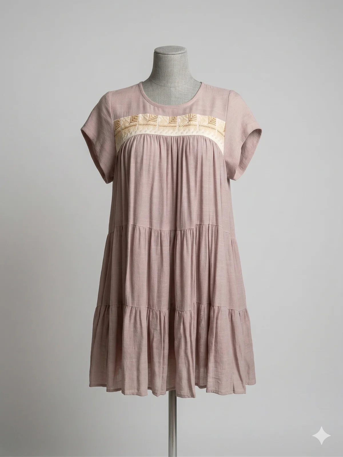 Vestido corto Beige con bordado de Coatlán