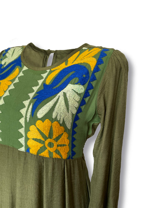 Vestido de Gala de Lujo: Diseño Oaxaqueño color olivo para Eventos Sociales