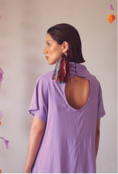 vestido cuello alto escote espalda y botones