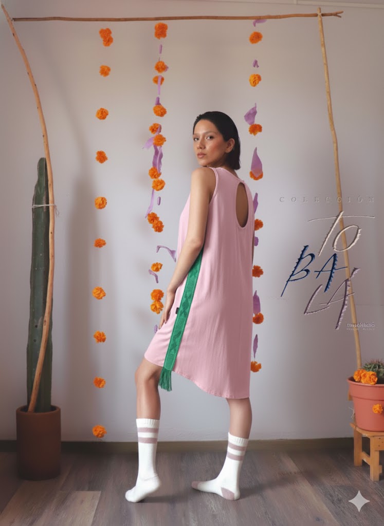 Textura de la tela de Tencel color rosa, suave y ligera, utilizada en el vestido Halter.