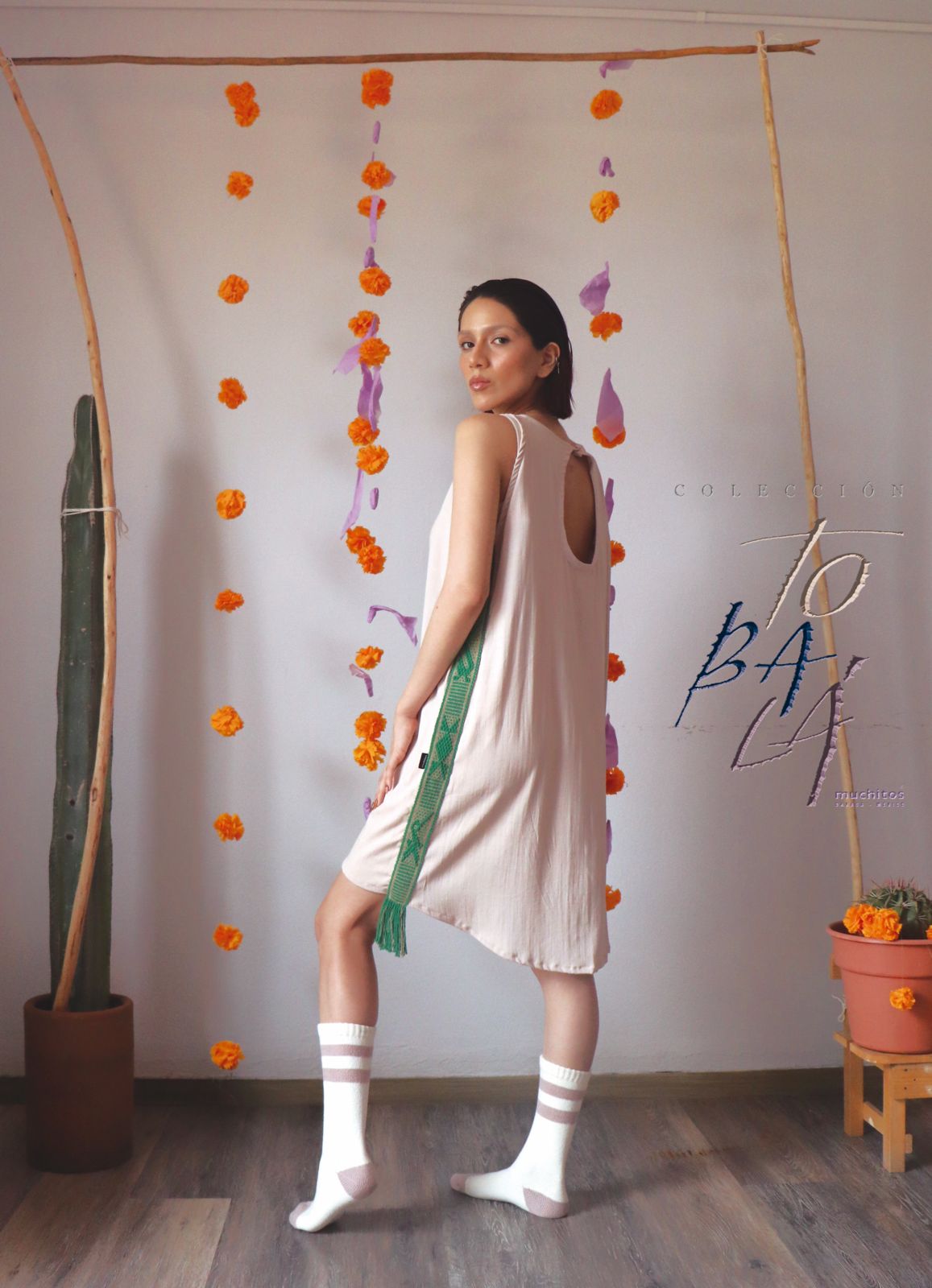 Vestido corto halter de Tencel color Beige con diseño artesanal de Muchitos Oaxaca.