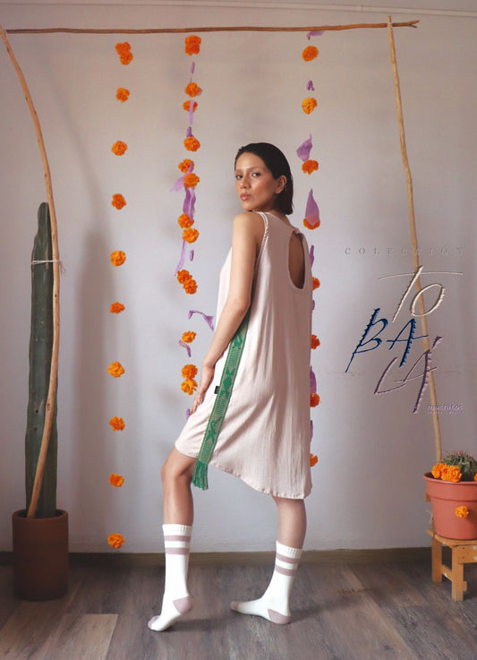 Vestido corto halter de Tencel color Beige con diseño artesanal de Muchitos Oaxaca.