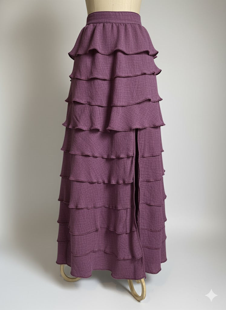 Diseño fluido en color moreton, ideal para bodas y cenas elegantes