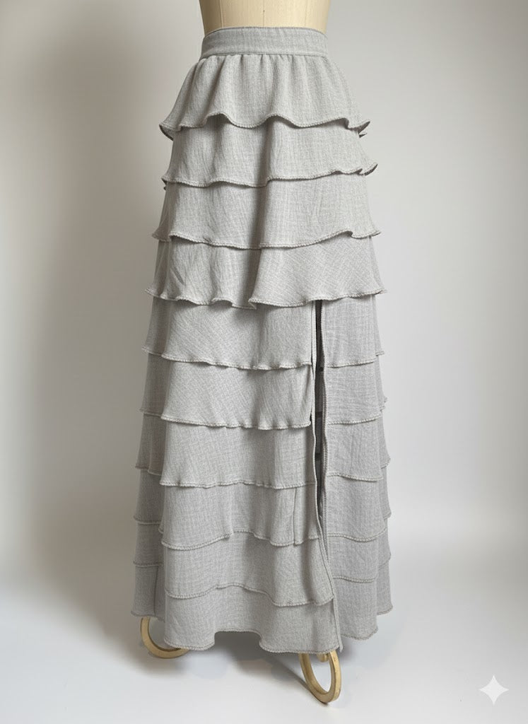 Falda fluida en tono neutro, perfecta para bodas civiles y fiestas relajadas