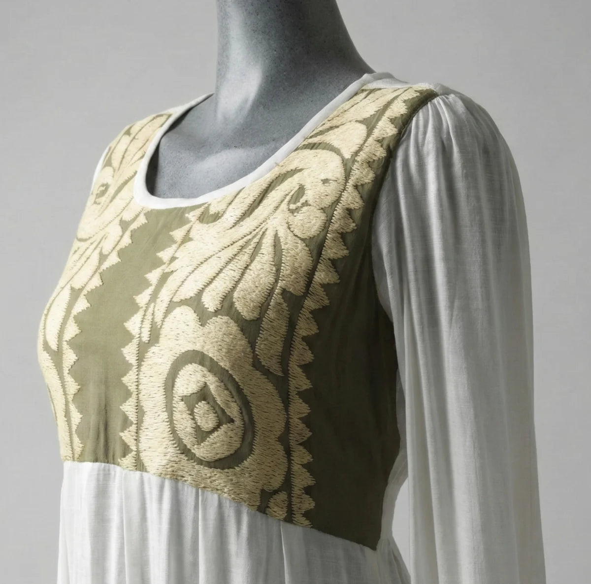 Vestido blanco largo con bordado crema sobre verde olivo y olanes, ideal para boda elegante en México