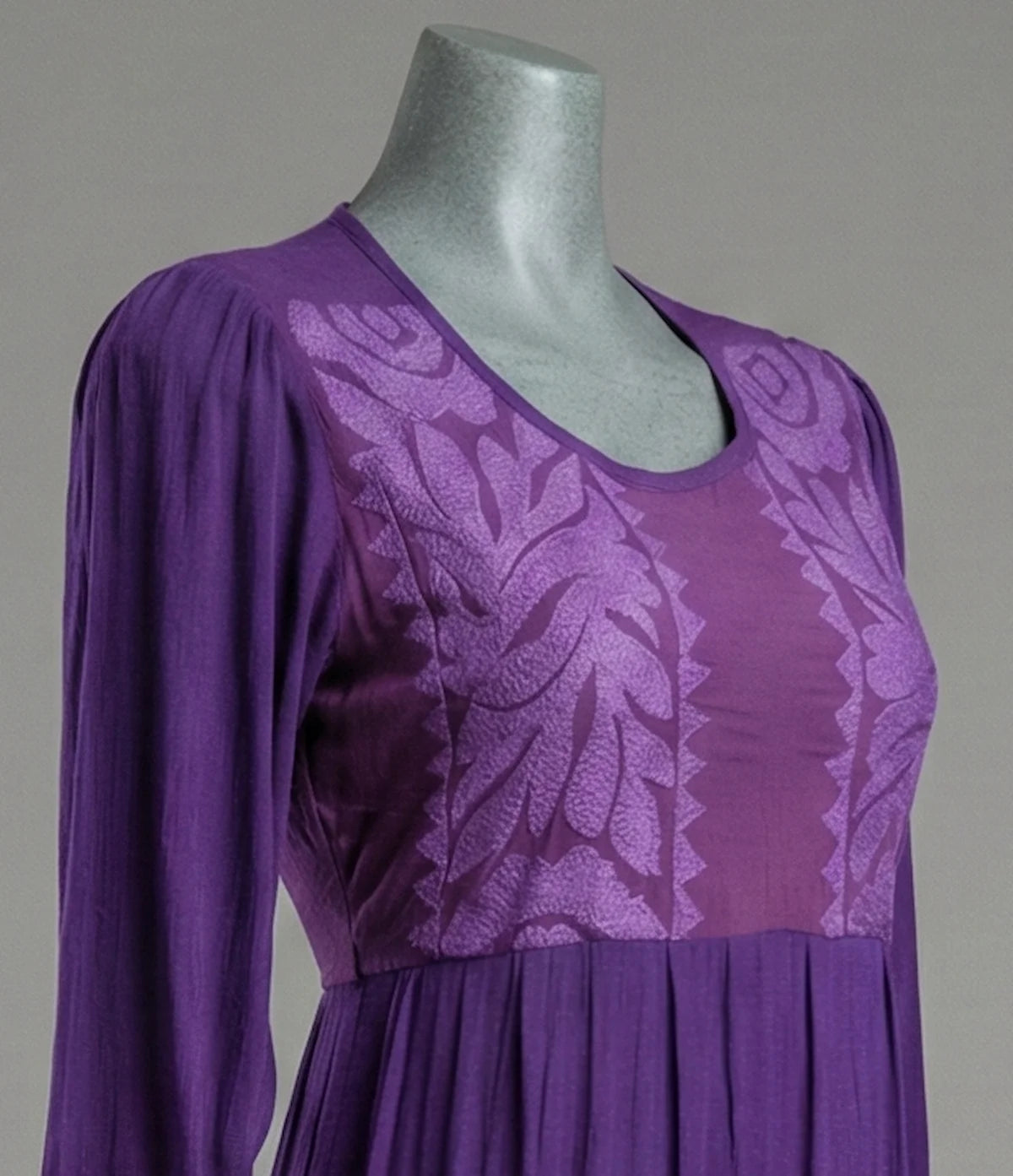 vestido largo morado con bordado a mano