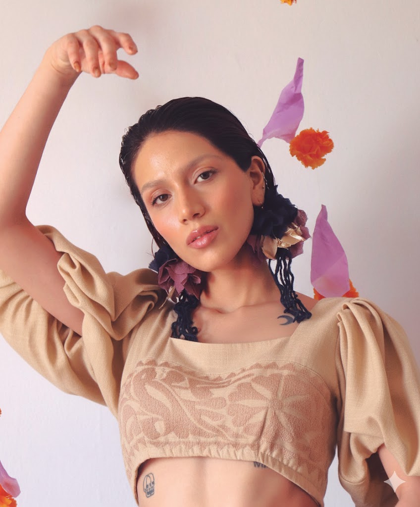 Crop Top "Arte de Jalapa": Lino con Bordado a Mano Oaxaqueño - Lujo Consciente