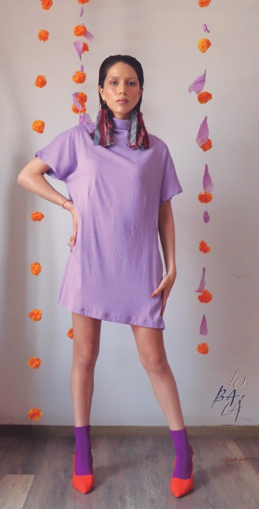 MINIDRESS RECTO CON CUELLO LEVANTADO Y BOLSAS OCULTAS DELANTERAS