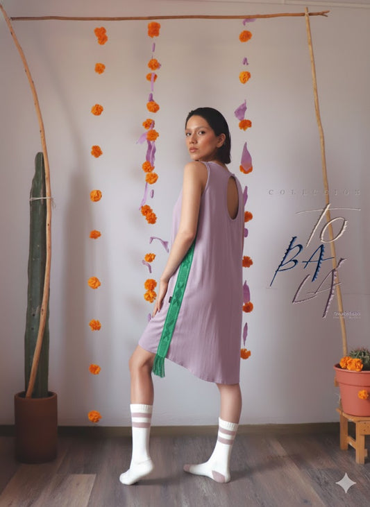 Vestido corto de Tencel con escote de gota en la espalda y tira halter, mostrando su caída ligera